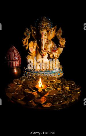 Indian Festival Diwali Ganapati statue e moneta in oro nessuno Foto Stock