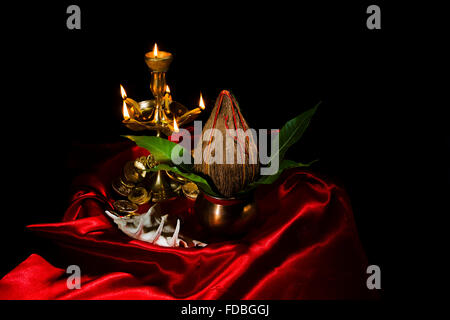Indian Festival Diwali disponendo lampada Kalash nessuno Foto Stock