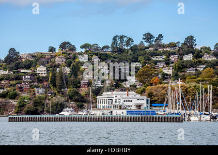 Corinthian Yacht Club nel Tiburon waterfront, Tiburon, CALIFORNIA, STATI UNITI D'AMERICA Foto Stock