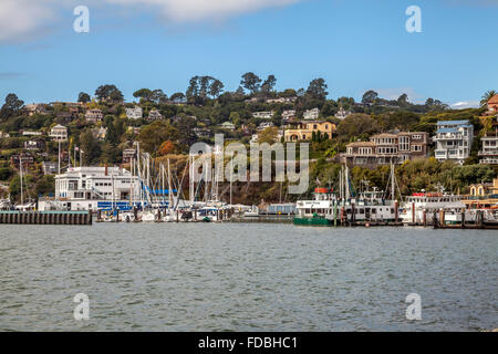 Corinthian Yacht club e la stazione dei traghetti nel centro cittadino di Tiburon, Tiburon, CALIFORNIA, STATI UNITI D'AMERICA Foto Stock