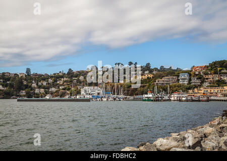 Corinthian Yacht club e la stazione dei traghetti nel centro cittadino di Tiburon, Tiburon, CALIFORNIA, STATI UNITI D'AMERICA Foto Stock