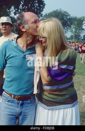 Washington, DC, Stati Uniti d'America 27 agosto 1983 Peter Yarrow e Mary Travers del gruppo musicale "Pietro, Paolo e Maria' ottenere di nuovo insieme al ventesimo anniversario del 'Marco su Washington' Pietro, Paolo e Maria erano gli Stati Uniti folk-trio di canto cui quasi 50 anni di carriera è iniziata con la loro origine a diventare un paradigma per anni Sessanta la musica folk. Il trio era composto da folk song scrittore Peter Yarrow, (NOEL) Paolo Stookey e Mary Travers. Dopo la morte di Travers nel 2009, Achillea e Stookey ha continuato ad eseguire come un duo sotto i loro nomi individuali. Credito: Mark Reinstein Foto Stock