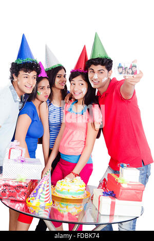Gruppo Teenager amici festa di compleanno festa mobile phone Selfie facendo clic su Foto Stock