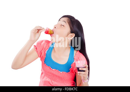 1 ragazza adolescente mangiare deliziosi gelati Foto Stock