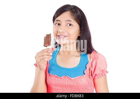 1 ragazza adolescente mangiare deliziosi gelati Foto Stock