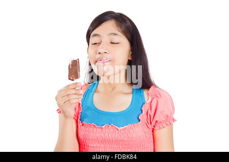 1 ragazza adolescente mangiare deliziosi gelati Foto Stock