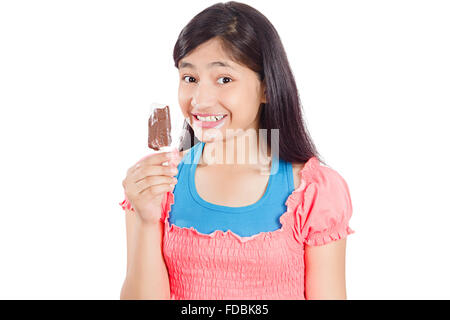 1 ragazza adolescente mangiare deliziosi gelati Foto Stock