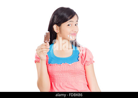 1 ragazza adolescente mangiare deliziosi gelati Foto Stock