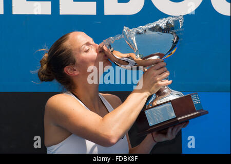 Melbourne, Australia. 30 gen, 2016. Jiske Griffioen dei Paesi Bassi bacia il trofeo dopo aver vinto la sua donna single sedia a rotelle partita finale contro il suo connazionale Aniek Van Koot presso l'Australian Open di Tennis campionati di Melbourne, Australia, Gennaio 30, 2016. Griffioen ha vinto 2-0. Credito: Bai Xue/Xinhua/Alamy Live News Foto Stock