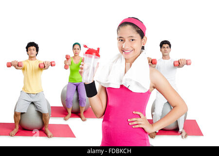 4 adolescente il giovane e la Giovane donna work-out permanente di acqua potabile Foto Stock