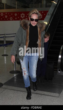 Sharon Stone e suo figlio Quinn arrivano all'Aeroporto Internazionale di Los Angeles (LAX) dotata di: Sharon Stone, Quinn Kelly pietra dove: Los Angeles, California, Stati Uniti quando: 29 Dic 2015 Foto Stock