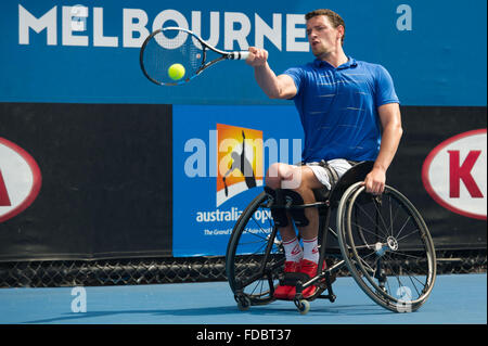 Melbourne, Australia. 30 gen, 2016. Joachim Gerard del Belgio restituisce la palla durante i suoi uomini carrozzella singles match finale contro Gordon Reid della Gran Bretagna presso l'Australian Open di Tennis campionati di Melbourne, Australia, Gennaio 30, 2016. Gerard perso 0-2. Credito: Bai Xue/Xinhua/Alamy Live News Foto Stock