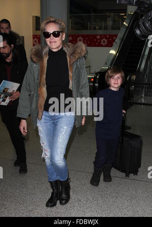 Sharon Stone e suo figlio Quinn arrivano all'Aeroporto Internazionale di Los Angeles (LAX) dotata di: Sharon Stone, Quinn Kelly pietra dove: Los Angeles, California, Stati Uniti quando: 29 Dic 2015 Foto Stock