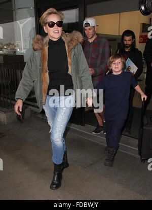 Sharon Stone e suo figlio Quinn arrivano all'Aeroporto Internazionale di Los Angeles (LAX) dotata di: Sharon Stone, Quinn Kelly pietra dove: Los Angeles, California, Stati Uniti quando: 29 Dic 2015 Foto Stock