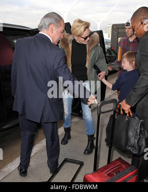 Sharon Stone e suo figlio Quinn arrivano all'Aeroporto Internazionale di Los Angeles (LAX) dotata di: Sharon Stone, Quinn Kelly pietra dove: Los Angeles, California, Stati Uniti quando: 29 Dic 2015 Foto Stock