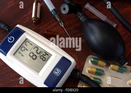 Concetto di ipertensione. Apparecchio per la misurazione della pressione sanguinea mostrando un elevato livello della pressione del sangue Foto Stock