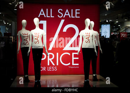 Grandi sconti su capi di abbigliamento a British Home Store (BHS) in Oxford Street, ondon del West End. Foto Stock