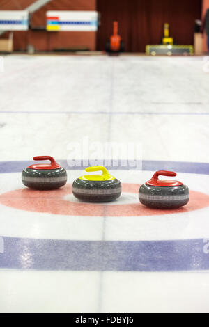 Rocce di curling su ghiaccio Foto Stock