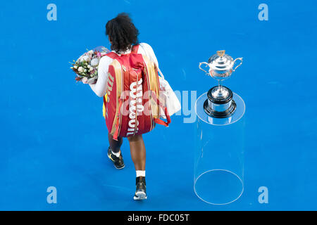 Melbourne, Australia. 30 gen, 2016. Serena Williams di Stati Uniti d'America entra lo stadio per la finale donne contro Angelique Kerber della Germania il giorno tredici del 2016 Australian Open Grand Slam torneo di tennis a Melbourne Park a Melbourne, Australia. Sydney bassa/Cal Sport Media/Alamy Live News Foto Stock