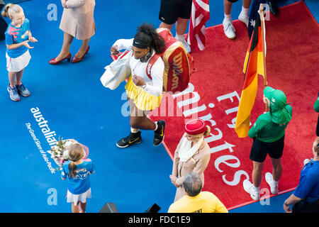 Melbourne, Australia. 30 gen, 2016. Serena Williams di Stati Uniti d'America entra lo stadio per la finale donne contro Angelique Kerber della Germania il giorno tredici del 2016 Australian Open Grand Slam torneo di tennis a Melbourne Park a Melbourne, Australia. Sydney bassa/Cal Sport Media/Alamy Live News Foto Stock