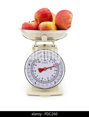 Il vecchio stile bilancia da cucina con mele su sfondo bianco isolato Foto Stock