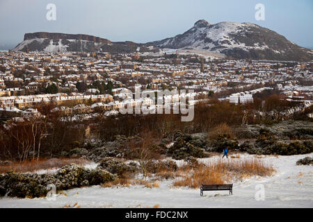 Edimburgo, Scozia, Regno Unito, 30 gennaio 2016. In primo luogo completare la copertura di neve in città questo inverno. Vista da Blackford Hill guardando verso il castello e l'Arthurs Seat. Foto Stock