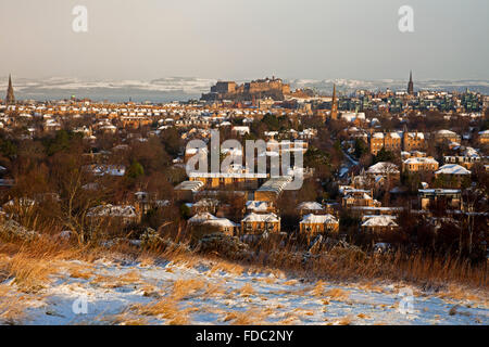 Edimburgo, Scozia, Regno Unito, 30 gennaio 2016. In primo luogo completare la copertura di neve in città questo inverno. Vista da Blackford Hill guardando verso il castello e l'Arthurs Seat. Foto Stock