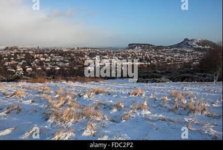 Edimburgo, Scozia, Regno Unito, 30 gennaio 2016. In primo luogo completare la copertura di neve in città questo inverno. Vista da Blackford Hill guardando verso il castello e l'Arthurs Seat. Foto Stock