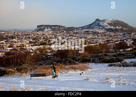 Edimburgo, Scozia, Regno Unito, 30 gennaio 2016. In primo luogo completare la copertura di neve in città questo inverno. Vista da Blackford Hill guardando verso il castello e l'Arthurs Seat. Foto Stock