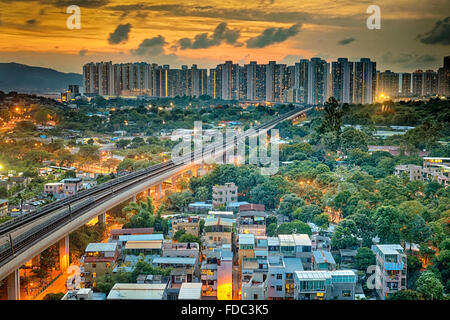 Hong kong cityspace e treno veloce al tramonto Foto Stock