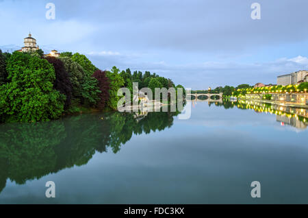 Torino (Torino), il fiume Po e Cappuccini all'alba Foto Stock