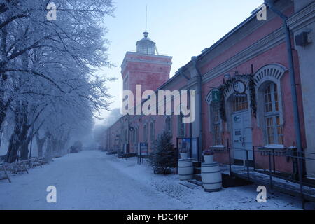 Molo storico caserme e la torre dell orologio a freddo in inverno mattina nella Fortezza di Suomenlinna isola. Foto Stock