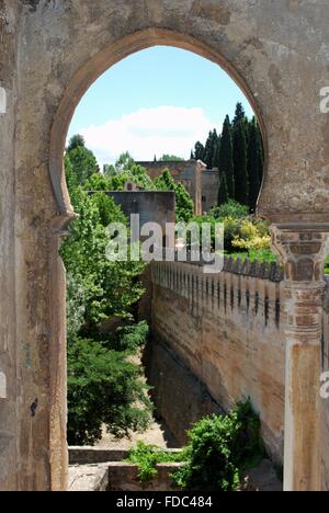 Vista verso la Torre del Cadi dalla Torre de los Picos (Torre dei picchi), Palazzo della Alhambra di Granada, Spagna. Foto Stock