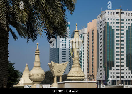 Emirati Arabi Uniti, Abu Dhabi Sheikh Rashid bin Saeed street, sculture sulla centrale di prenotazione Foto Stock