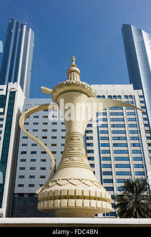 Emirati Arabi Uniti, Abu Dhabi Sheikh Rashid bin Saeed street, giant pot Foto Stock