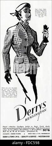 Vintage originale annuncio da anni cinquanta. La pubblicità dal 1954 pubblicità moda donna da Derrys di Kensington di Londra. Foto Stock