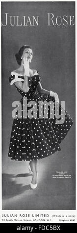 Vintage originale annuncio da anni cinquanta. La pubblicità dal 1954 pubblicità moda donna da Julian Rose di Londra. Foto Stock