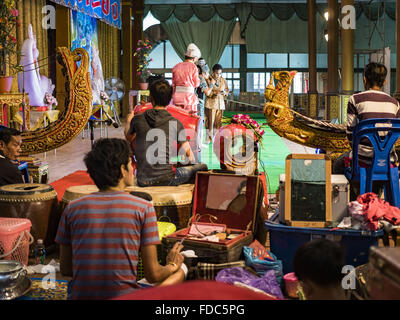 Nonthaburi, Tailandia. 30 gen, 2016. I membri del cast entrare in trucco e costume mentre i musicisti accompagnano i membri del cast sul palco durante un ''likay'' mostrano al Wat Bua Khwan a Nonthaburi, a nord di Bangkok. Likay è una forma popolare di teatro popolare che include exposition, cantare e ballare in Thailandia. Esso utilizza una combinazione di costumi stravaganti e minimamente dotato stadi. Volutamente vaghi storylines significa prestazioni si basano su attori' abilità di improvvisazione. Credito: ZUMA Press, Inc./Alamy Live News Foto Stock