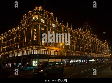 Harrods. L'iconico Luxury department store, situato nel quartiere di Knightsbridge di Londra Centrale. Foto Stock