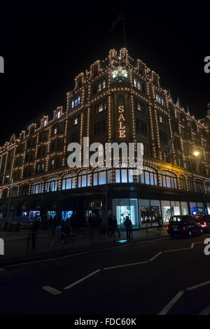 Harrods. L'iconico Luxury department store, situato nel quartiere di Knightsbridge di Londra Centrale. Foto Stock