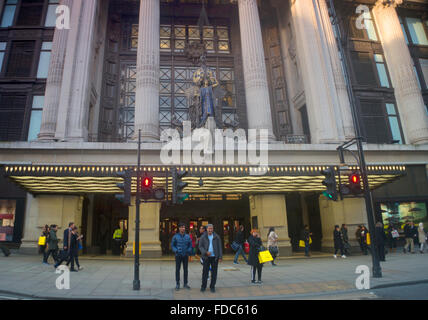 Vista dell'ingresso principale del dal grande magazzino Selfridges in Oxford Street Londra UK. Foto Stock