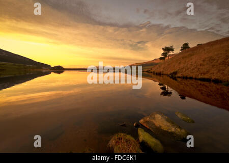 Tramonto sul serbatoio Dovestone, Saddleworth, Lancashire, Inghilterra, Regno Unito Foto Stock