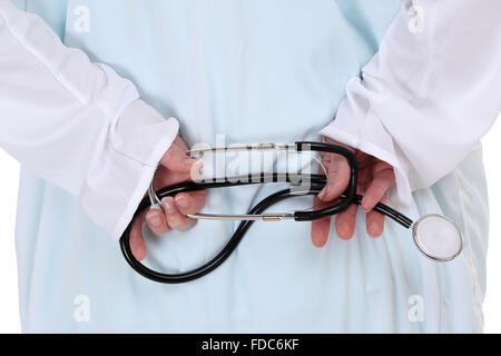 Medico con stetoscopio medico del cuore isolato su uno sfondo bianco Foto Stock