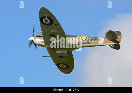 Spitfire Mk VB BM597 della Duxford's Historic Aircraft Collection vola nei contrassegni del 317 (polacco) Squadrone "Wileński" Foto Stock