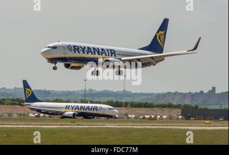 Ryanair Boeing 737-800 atterra sulla pista 09 mentre si tiene a breve. Foto Stock