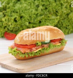 Mangiare sano sub deli sandwich baguette con salmone pesce, formaggio, pomodori e lattuga Foto Stock