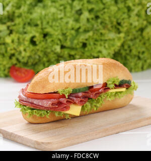 Mangiare sano sub deli sandwich baguette con salame, formaggio, pomodori e lattuga Foto Stock
