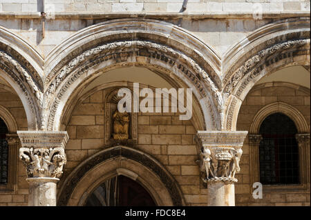 Sculture in pietra sulle colonne del Palazzo del Rettore, Dubrovnik, Croazia. Foto Stock