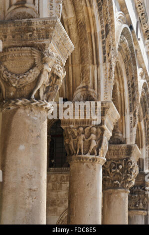 Sculture in pietra sulle colonne del Palazzo del Rettore, Dubrovnik, Croazia. Foto Stock