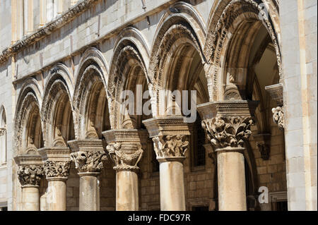 Sculture in pietra sulle colonne del Palazzo del Rettore, Dubrovnik, Croazia Foto Stock